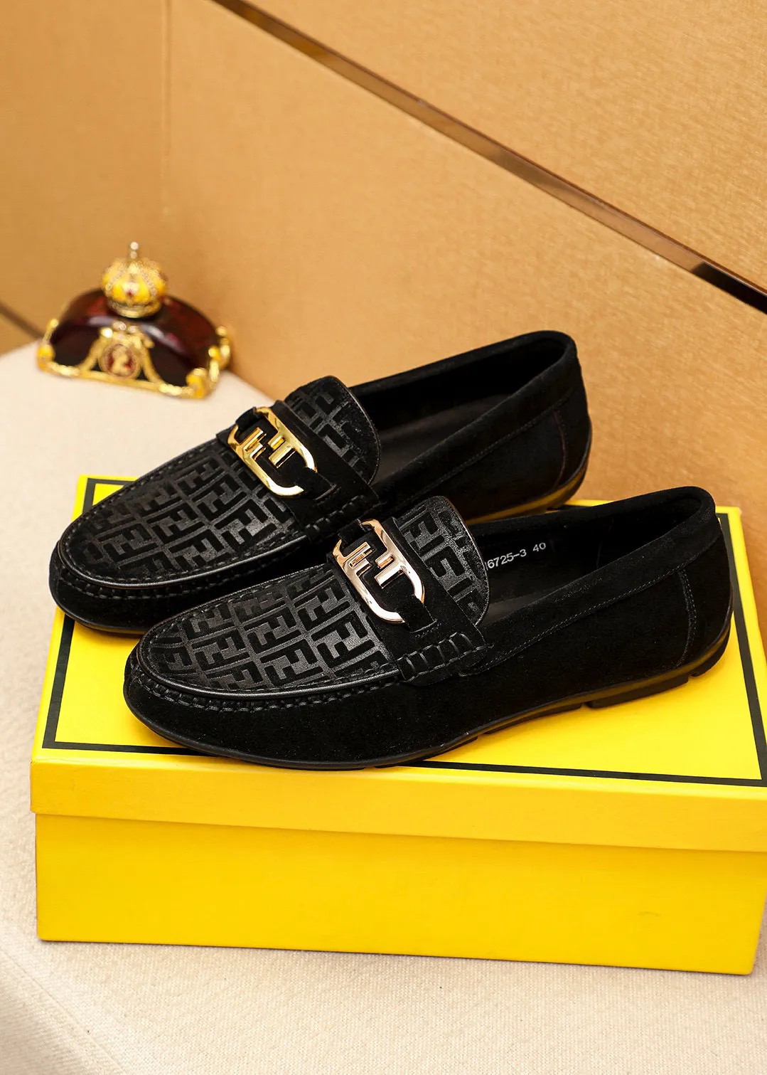 Men's shoes 💰380 💐 Product trademark: FENDI [Fendi] Doudou shoes Regular size: 38-44 (45🉑️customized) Product materials: Selected imported first-layer frosted cowhide embossed upper + luxury hardware buckle, imported pig lining. Strong three-dimensional visual effect, rubber outsole Color: 1⃣️color optional